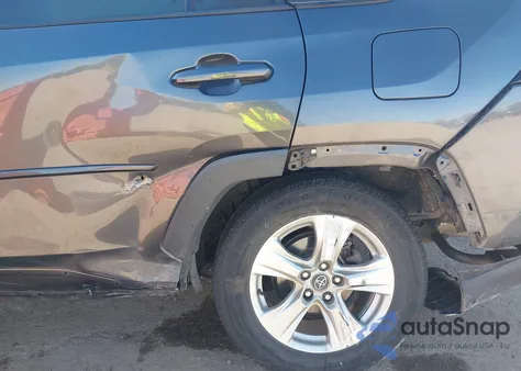 2020 Toyota Rav4 Xle z USA, uszkodzony, nr VIN 2T3W1RFV1LC048493